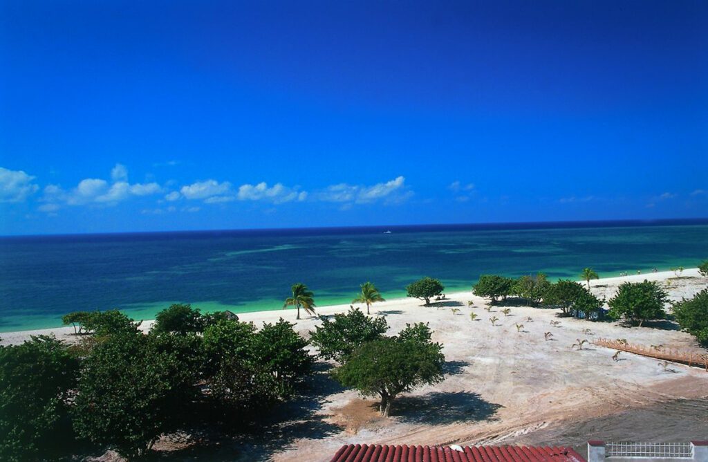Vue aérienne de Playa Ancon à Cuba, sable blanc, palmiers et eaux turquoise sans route visible