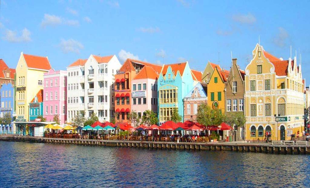 Façades colorées de style colonial hollandais le long du quai de Willemstad, Curaçao