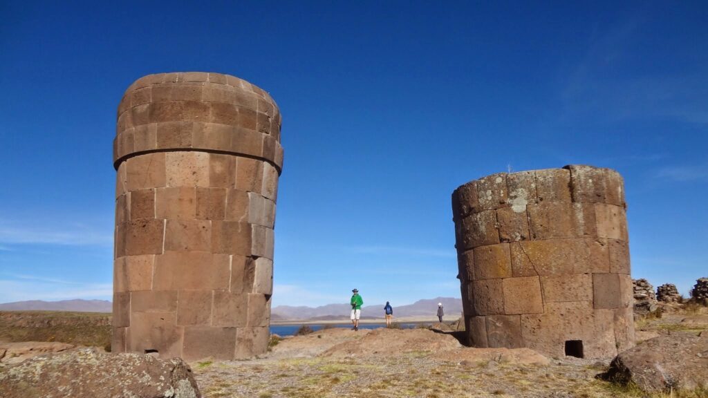 Chullpas en pierre dressées près du lac Umayo, nécropole préinca de Sillustani à Puno