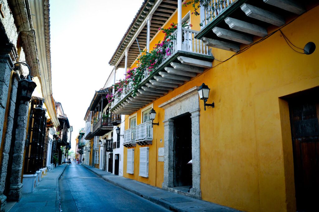 Ruelles colorées et façades coloniales du centre historique de Carthagène, Colombie