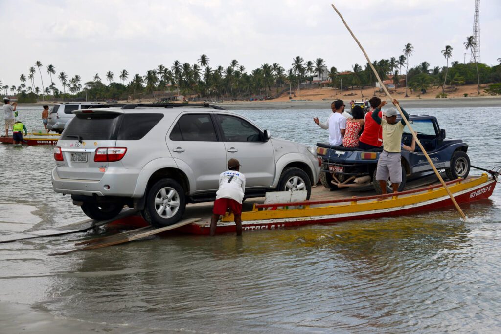 Traversée en bac d'un véhicule sur une rivière à Jericoacoara, Ceará, Brésil