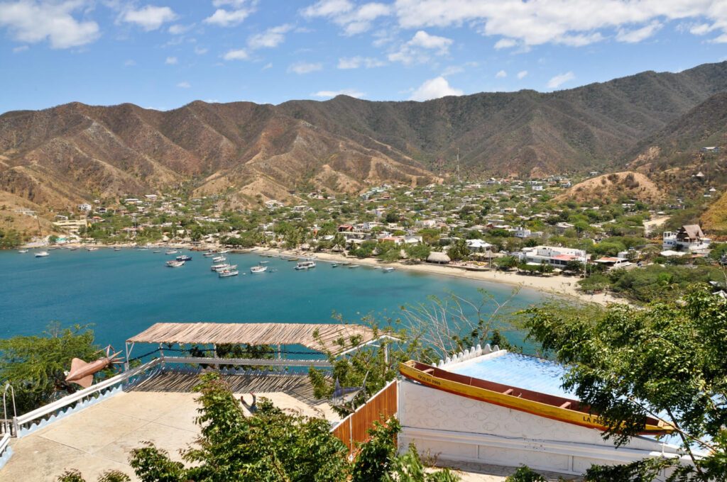 Vue panoramique de la baie de Taganga avec village, montagnes arides et bateaux ancrés, Colombie