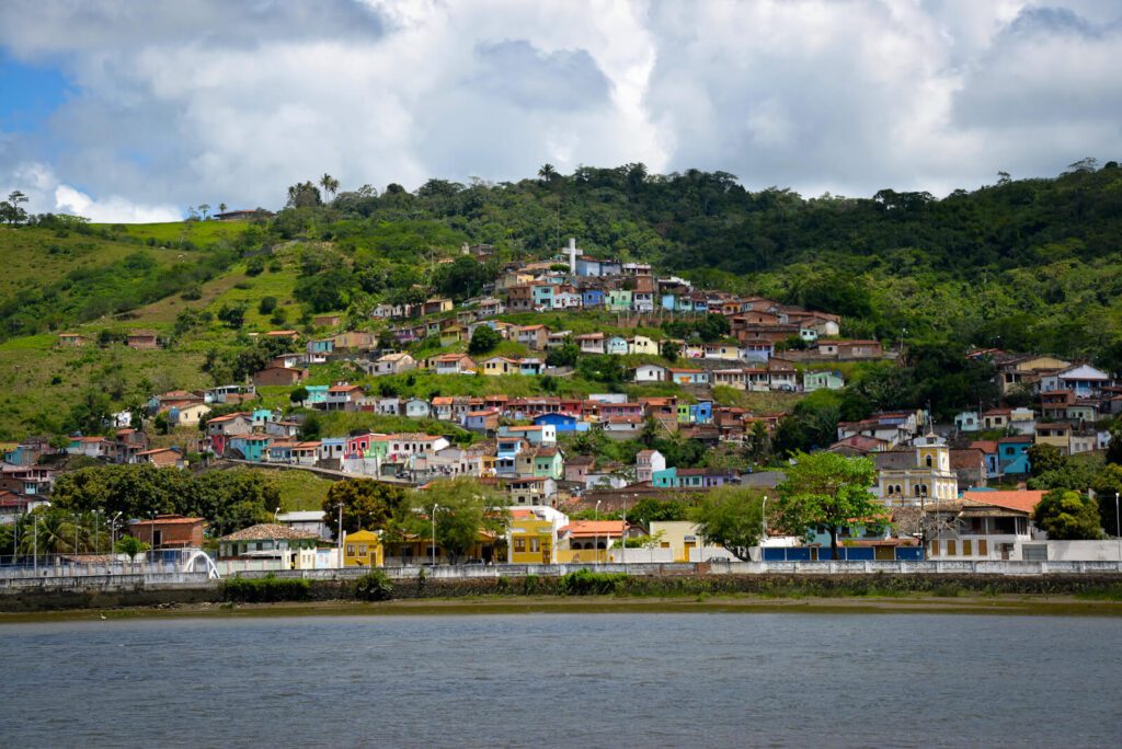 Vue de Cachoeira avec maisons colorées à flanc de colline en bord de rivière, Bahia