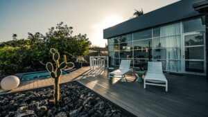 Villa moderne avec terrasse en bois, piscine et transats aux Galápagos