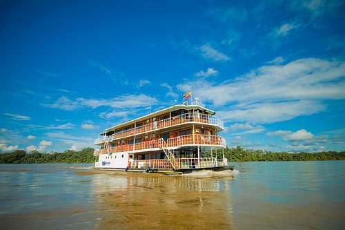 Bateau de croisière fluviale à trois étages naviguant sur le fleuve Amazone en Équateur
