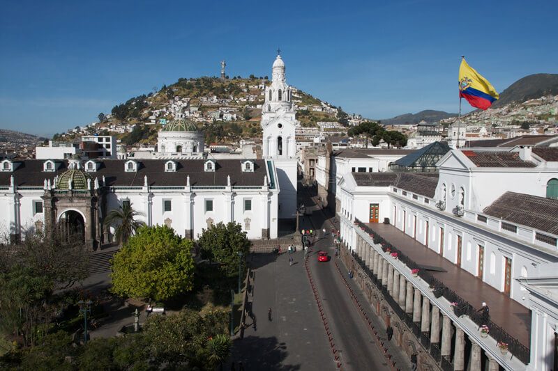 Vue surélevée de la cathédrale de Quito avec la Vierge d'El Panecillo en arrière-plan, Équateur