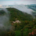 Vue aérienne de la forêt nuageuse de Mindo avec brume et lodge en Équateur