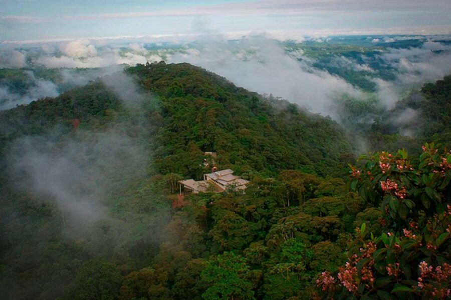 Vue aérienne de la forêt nuageuse de Mindo avec brume et lodge en Équateur