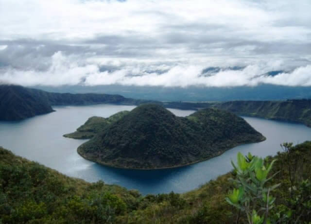 Vue aérienne du lac Cuicocha et ses îlots volcaniques dans la Sierra équatorienne