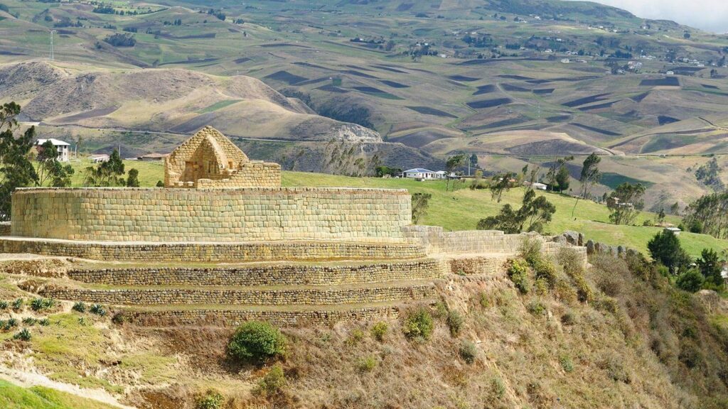 Site archéologique inca d'Ingapirca avec ses murs en pierre dans les collines andines, Equateur