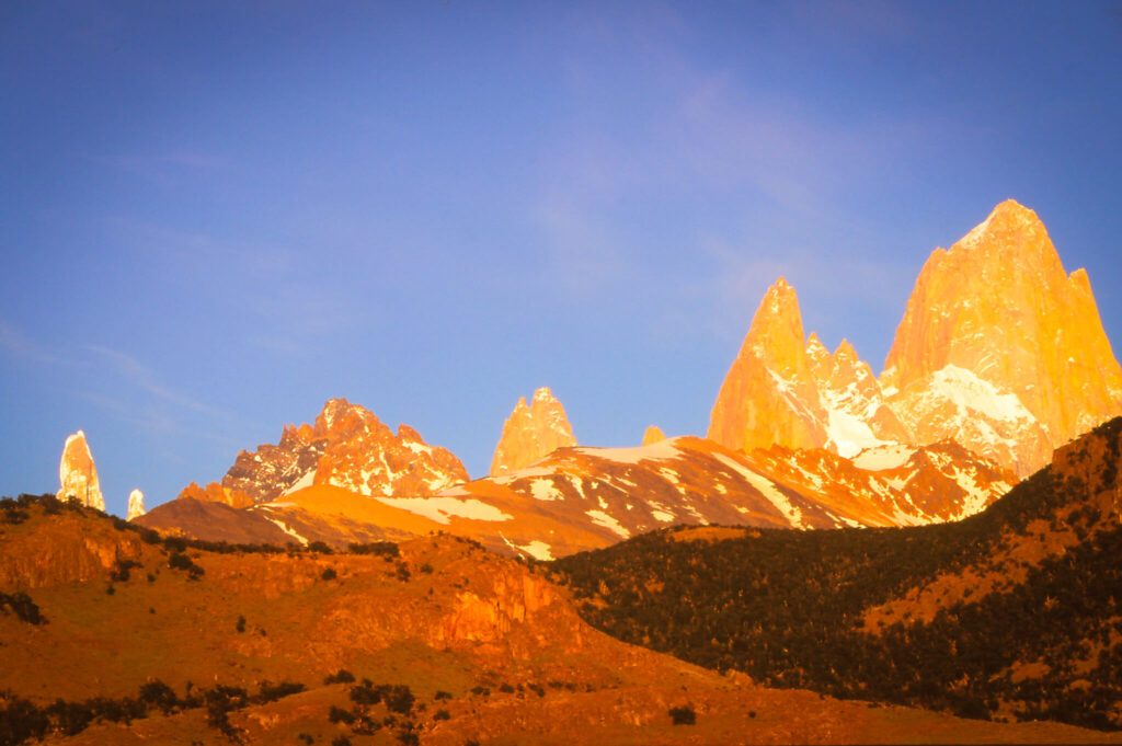 Massif du Fitz Roy éclairé au lever du soleil, collines au premier plan, Patagonie argentine