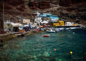 Port coloré de Santorin avec bateaux et maisons au bord de l'eau
