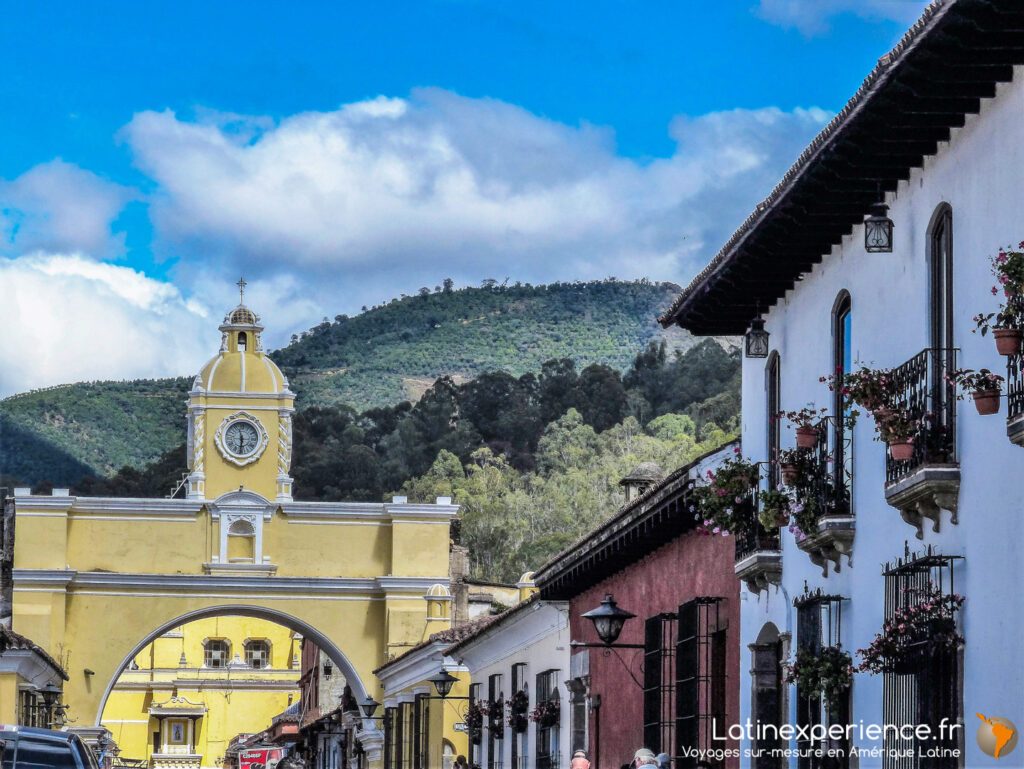Guatemala - Vue du cloché jaune dans une rue à Antigua