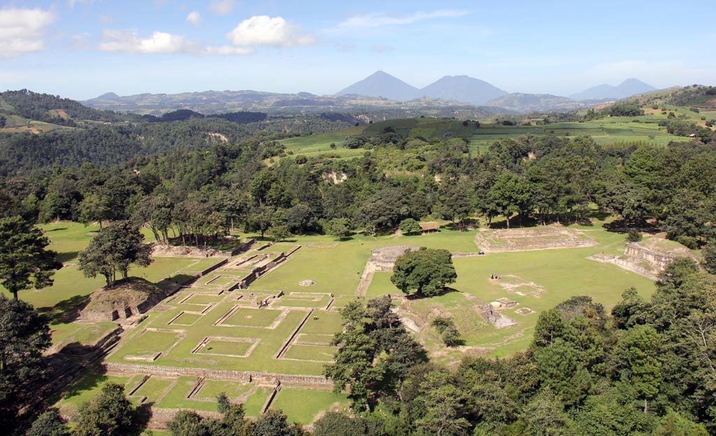 Ruines mayas d'Iximché entourées de pins, plateau des hauts plateaux guatémaltèques