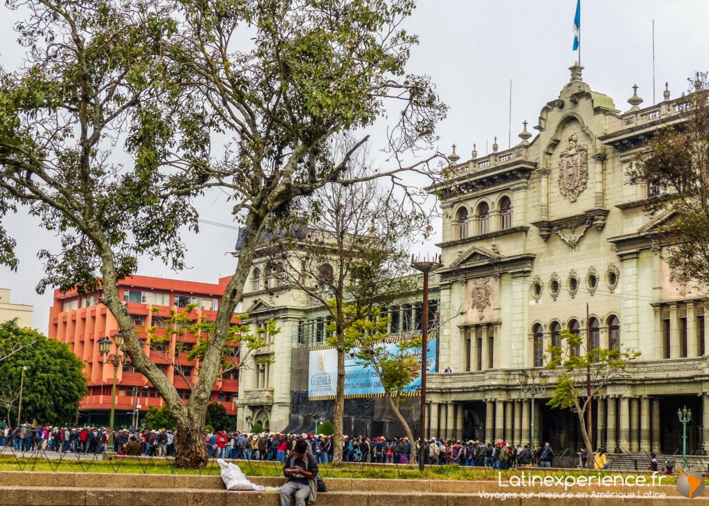 Palais national de la Culture et foule rassemblée sur la place centrale, Guatemala Ciudad