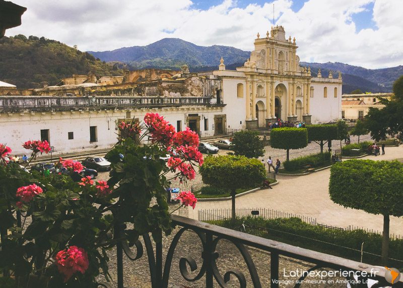 Vue sur la cathédrale et la place centrale d'Antigua, Guatemala, avec fleurs au premier plan