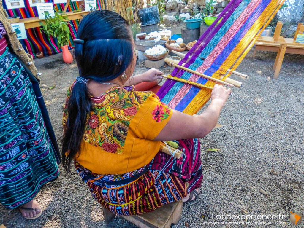Guatemala - Femme tisseuse assise sur un petit tabouret