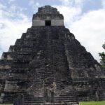 Temple maya du Grand Jaguar au parc national de Tikal, Guatemala, entouré de jungle