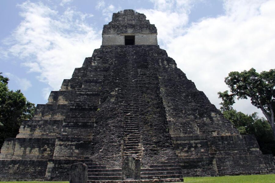 Temple maya du Grand Jaguar au parc national de Tikal, Guatemala, entouré de jungle
