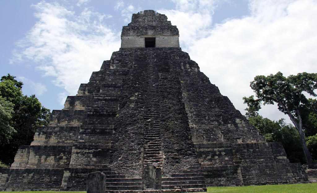 Temple maya du Grand Jaguar au parc national de Tikal, Guatemala, entouré de jungle