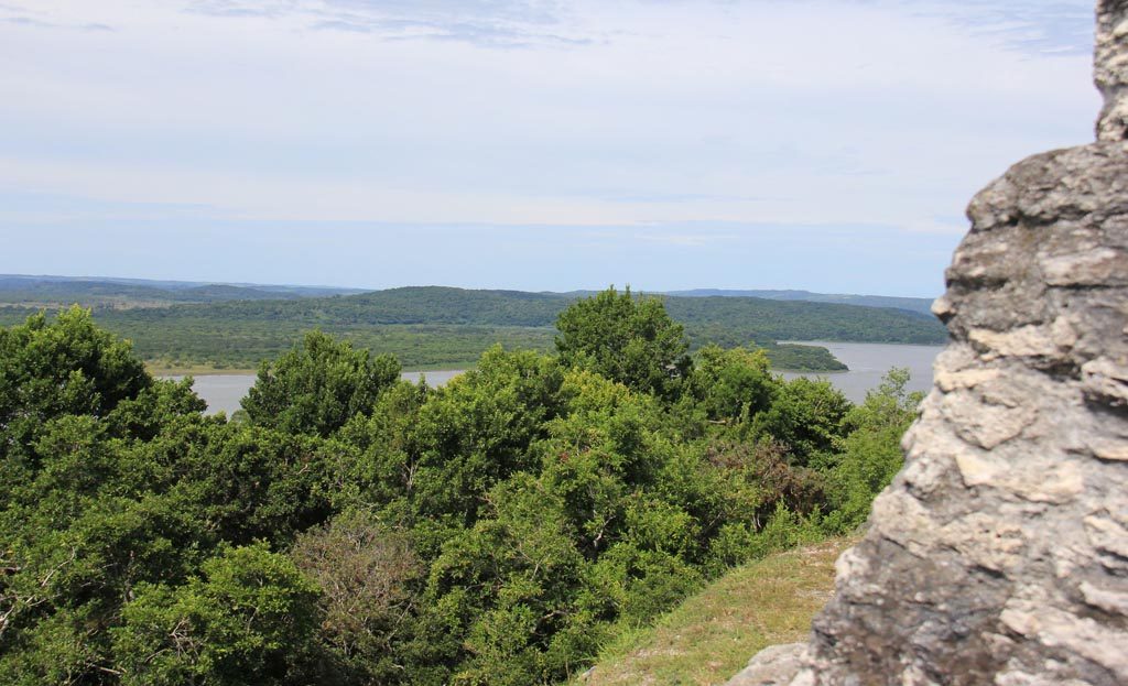 Vue depuis une ruine maya sur la jungle et le lac Yaxha, Guatemala