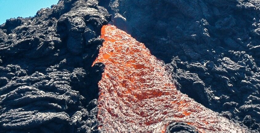 Coulée de lave incandescente sur roche volcanique noire au volcan Pacaya, Guatemala