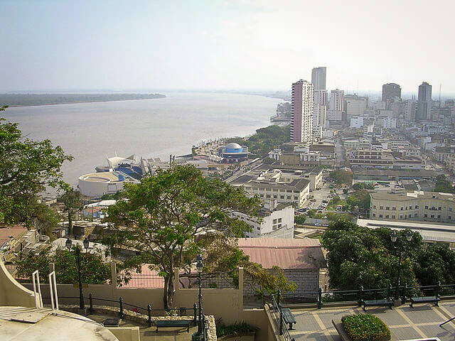 Vue diurne sur le fleuve Guayas et les gratte-ciel de Guayaquil, Equateur