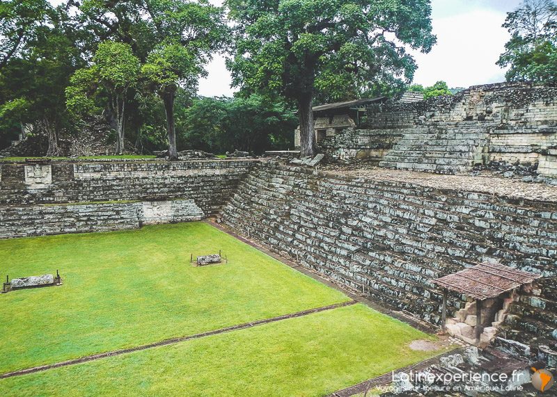 Site archéologique de Copán au Honduras, terrasses en pierre entourant une pelouse verdoyante