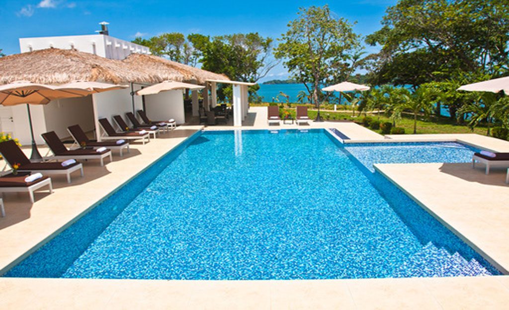 Piscine d'un hôtel avec transats et paillotes face à la mer, Panama