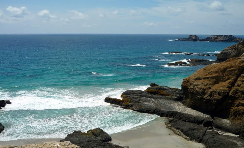 Côte rocheuse et vagues de l'océan Pacifique au Parc National Machalilla, Equateur
