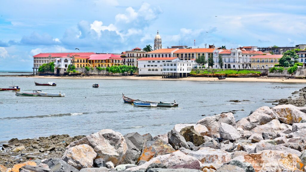 Vue du Casco Viejo depuis le littoral rocheux avec bateaux de pêche à Panama City