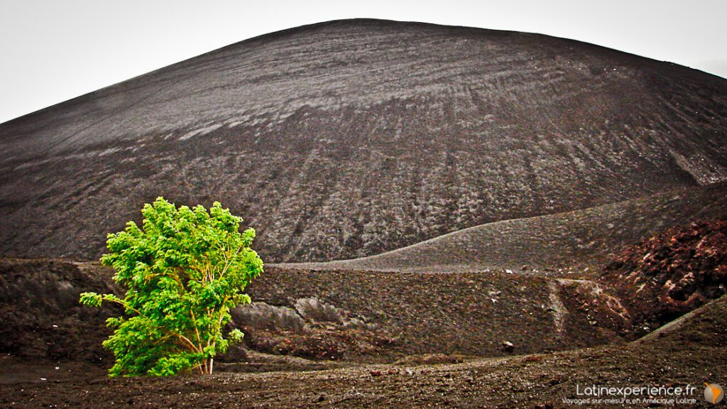 Pentes de cendres noires du volcan Cerro Negro près de León, Nicaragua