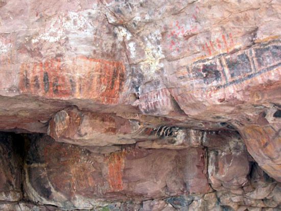 Peintures rupestres rouges et noires sur roche dans une grotte près de Loreto, Mexique