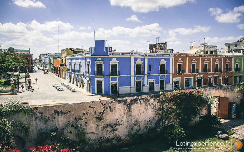 Vue aérienne d'une place coloniale bleue et orange à Campeche, Mexique