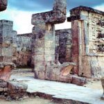 Colonnes sculptées de serpents et vestiges du Temple des Guerriers à Chichen Itza, Yucatan, Mexique