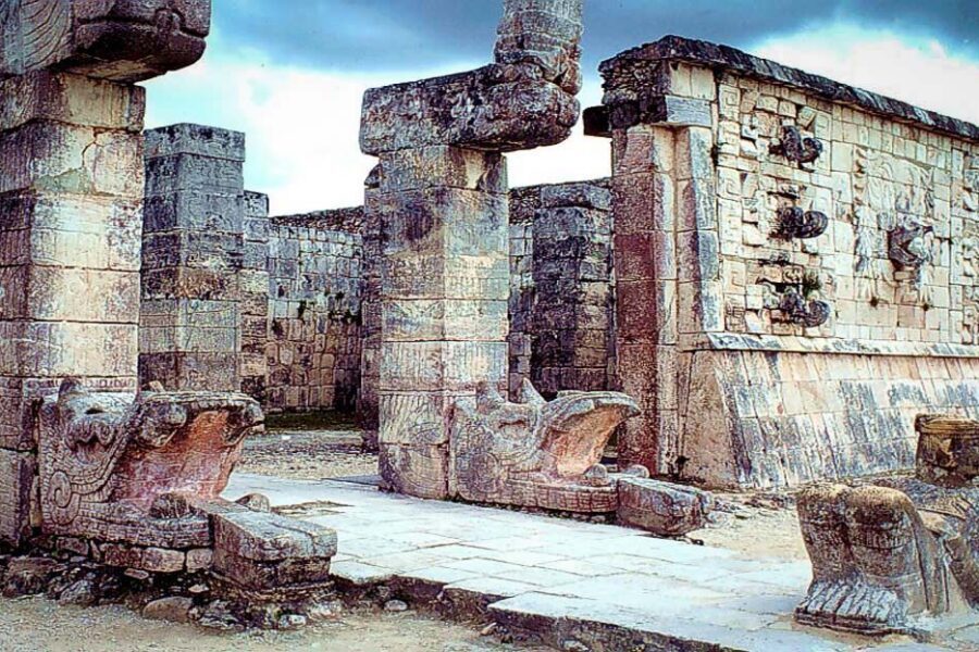 Colonnes sculptées de serpents et vestiges du Temple des Guerriers à Chichen Itza, Yucatan, Mexique