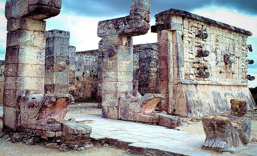 Colonnes sculptées de serpents et vestiges du Temple des Guerriers à Chichen Itza, Yucatan, Mexique