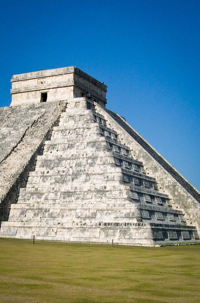 Pyramide de Kukulcán à Chichen Itza, sculptures mayas et vestiges sacrés près de Mérida