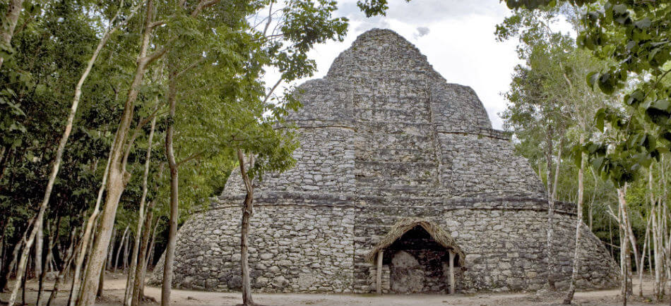 Pyramide maya de Coba entourée de jungle près de Valladolid, Yucatán