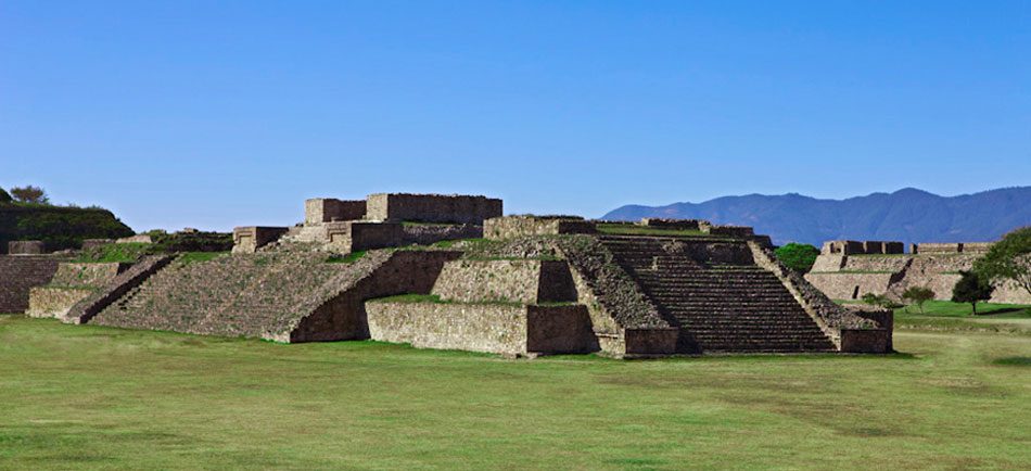 Pyramide et plateforme en pierre des ruines zapotèques de Monte Albán, Oaxaca, Mexique