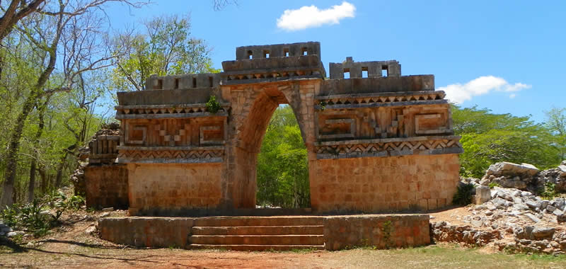 Arche maya en pierre à Uxmal, Mexique, avec escalier et motifs géométriques sculptés