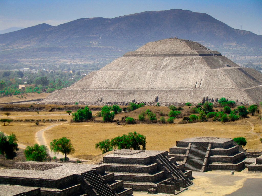 Pyramide du Soleil à Teotihuacan vue depuis la Pyramide de la Lune, Mexique