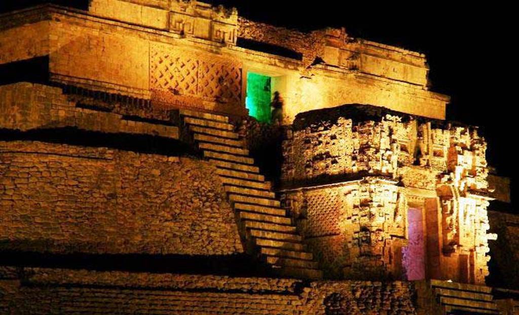 Pyramide du Devin illuminée de nuit avec sculptures mayas détaillées, Uxmal, Yucatán