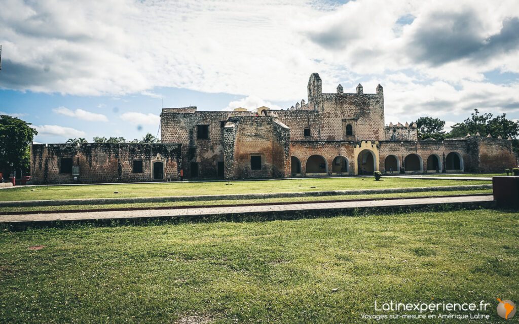 Couvent en pierre à arcades entouré de pelouse à Valladolid, dans le Yucatán mexicain