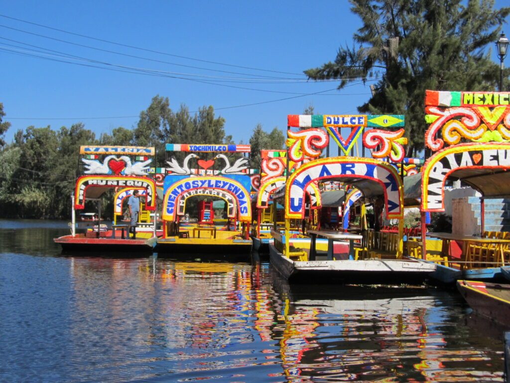 Trajineras colorées amarrées le long des canaux de Xochimilco près de Mexico DF