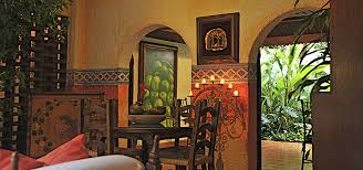 Salle à manger colorée avec arches, carreaux décoratifs et vue sur un patio, maison coloniale au Nicaragua