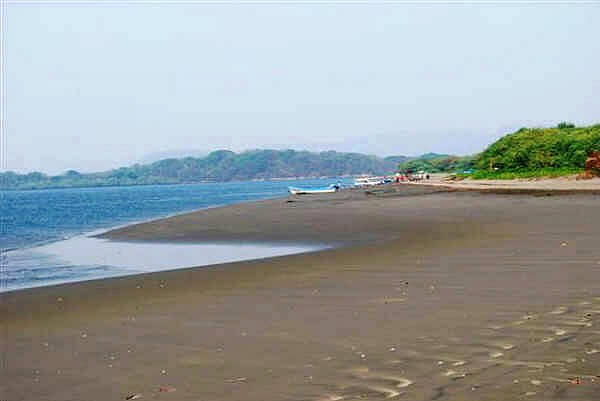 Plage de sable près du golfe de Fonseca avec bateaux amarrés et collines verdoyantes, Nicaragua