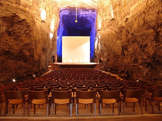 Grande salle avec rangées de chaises dans la cathédrale de sel de Zipaquira, Colombie