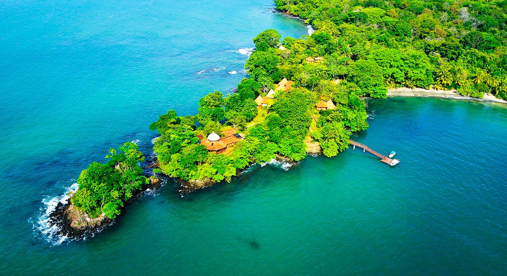 Île de Boca Brava bordée par l'océan Pacifique, côte panaméenne sauvage et verdoyante