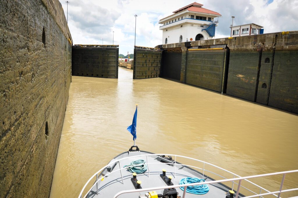 Proue d'un bateau franchissant une écluse du canal de Panama, vue depuis le pont